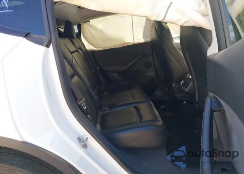 2022 Tesla Model Y Long Range Dual Motor All-Wheel Drive z USA, uszkodzony, nr VIN 7SAYGDEE0NF379863